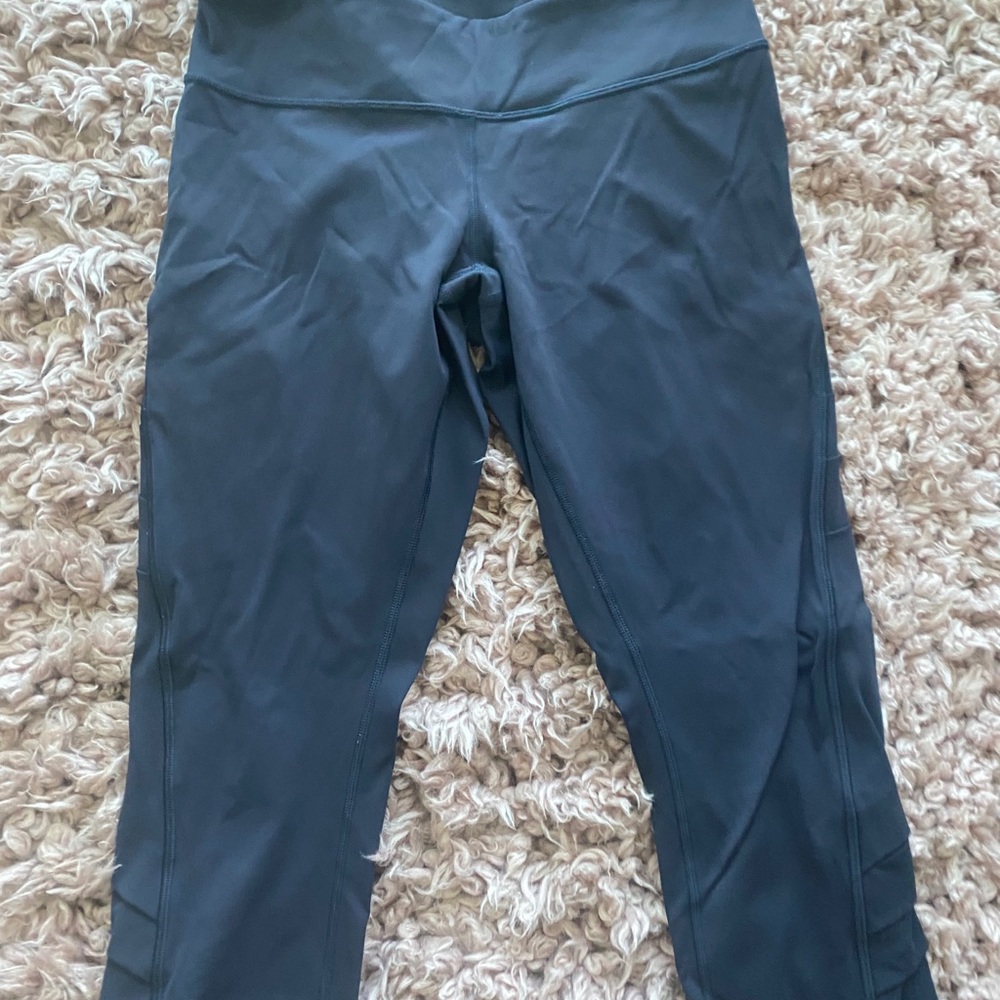 Lululemon navy cropped leggings sz 8